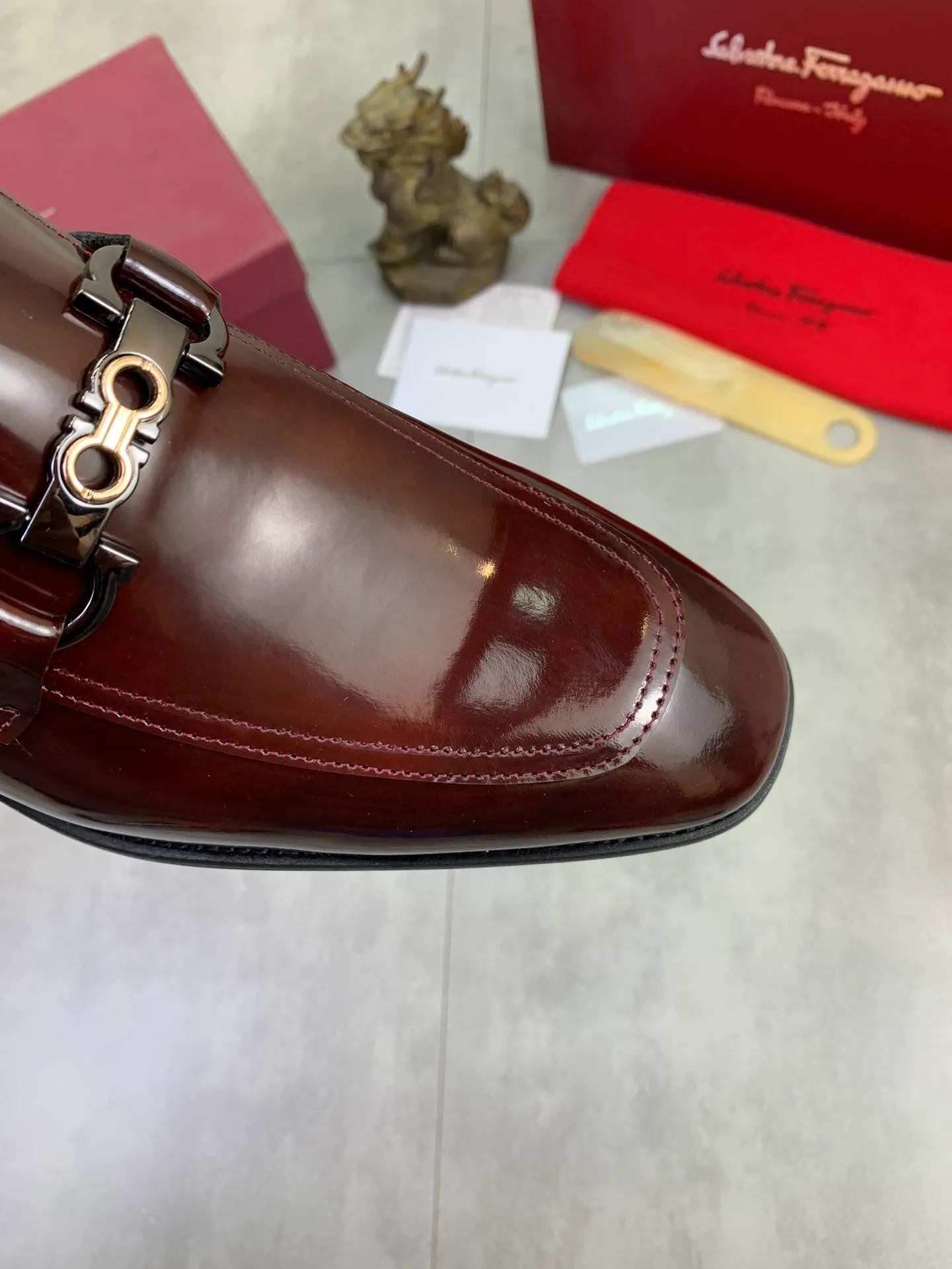Men's Men's Shoes 💰P460💰[New Style] Water-dyed Niuli 🆘[Salvatore Ferragamo] Ferragamo's latest casual business leather shoes for men! Available at counters simultaneously! The fabric is made of specially imported original open-edge beaded calfskin, and the interior is made of imported water-dyed cowhide. It is absolutely luxurious and leads the fashion trend. Matching code: 38-47 black and burgundy optional